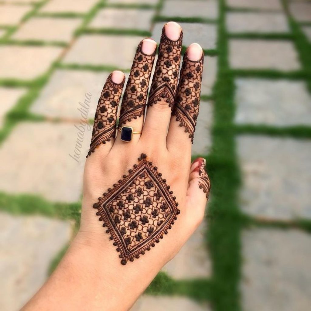 latest-50-stylish-back-hand-mehndi-designs-kanchipuram-silk-sarees